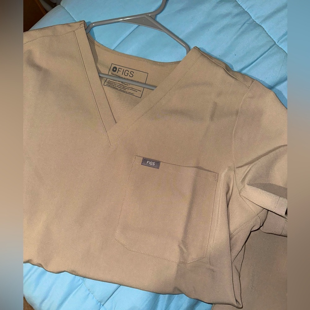 Figs scrub top
